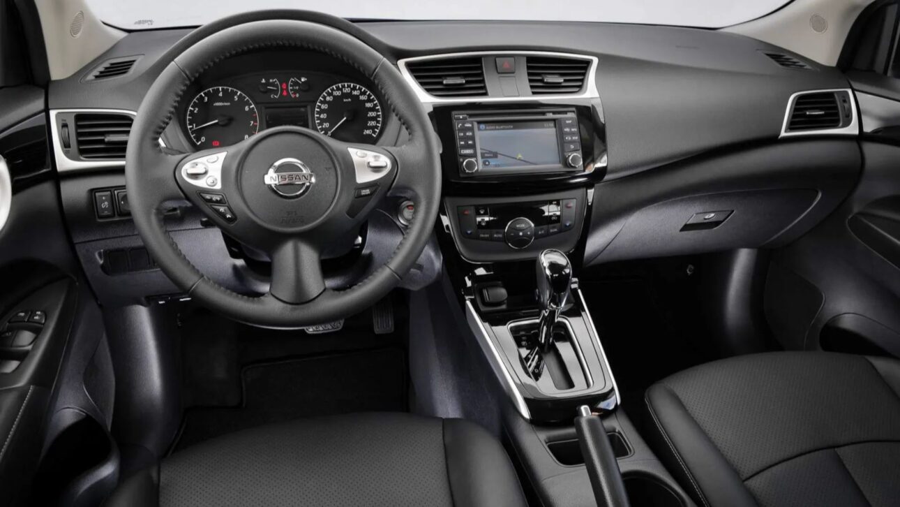 Nissan Sentra SV 2.0 2019 cuesta R$ 72 mil en la Tabla Fipe, ofrece espacio amplio, motor 140 cv y paquete de equipamientos completo.