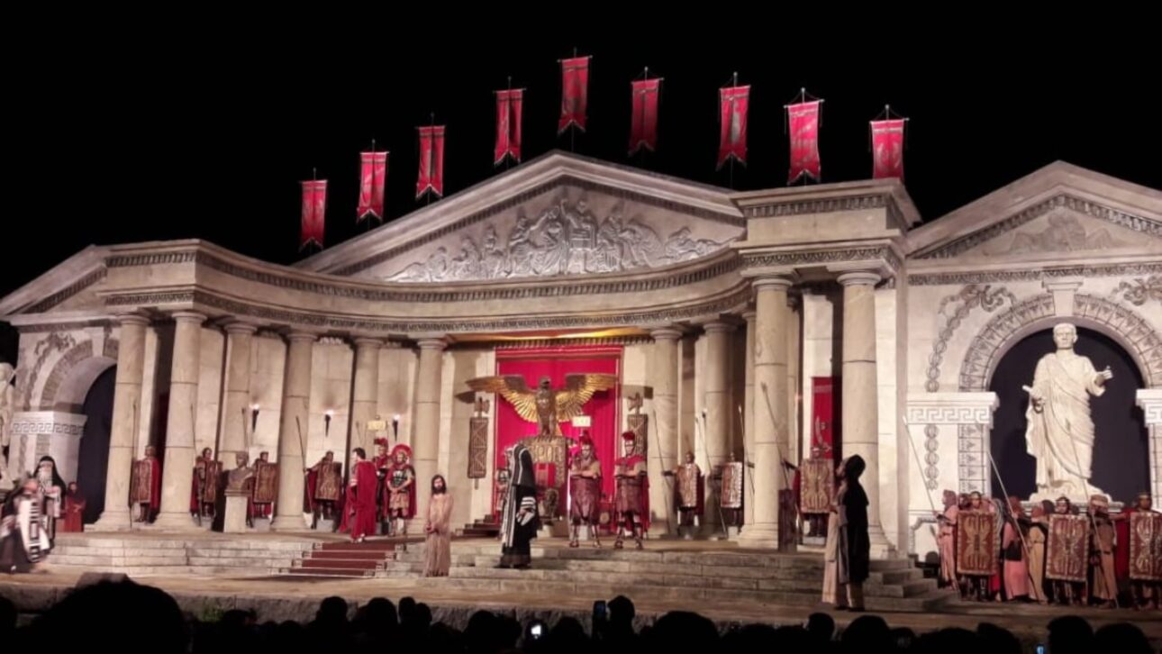 Descubre Nova Jerusalém, el mayor teatro al aire libre del mundo, con 100 mil m² y murallas de 3,5 km en el Agreste de Pernambuco.