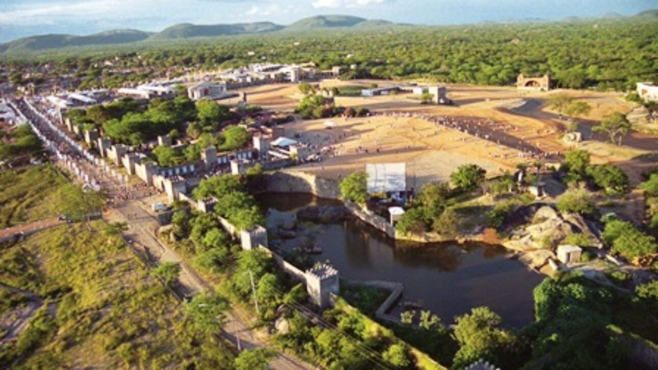 Descubre Nova Jerusalém, el mayor teatro al aire libre del mundo, con 100 mil m² y murallas de 3,5 km en el Agreste de Pernambuco.