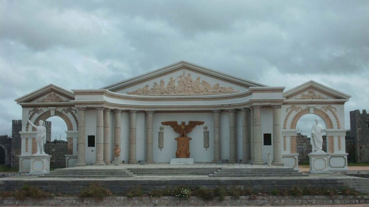 Descubre Nova Jerusalém, el mayor teatro al aire libre del mundo, con 100 mil m² y murallas de 3,5 km en el Agreste de Pernambuco.