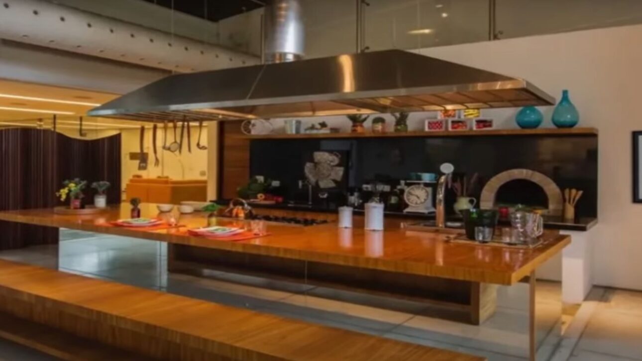 La mansión de Angélica y Luciano Huck en Joá impresiona con capilla premiada, vista para la Piedra de Gávea y lujo valorado en R$ 40 millones.