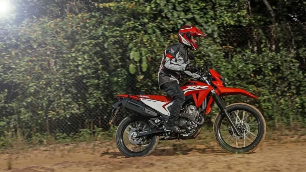 Nueva Honda Tornado 300 Special Edition Llega en 2026 con Visual Inspirado en el Rally Dakar, Motor de 293,5 cc y Propuesta Trail Raíz.