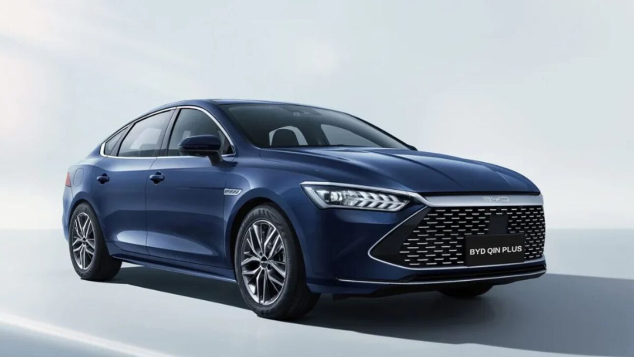 Nuevo BYD Qin Plus llega a Brasil con motor híbrido DM-i 5.0 y autonomía impresionante de hasta 2.100 km. Conoce el rival del Corolla.