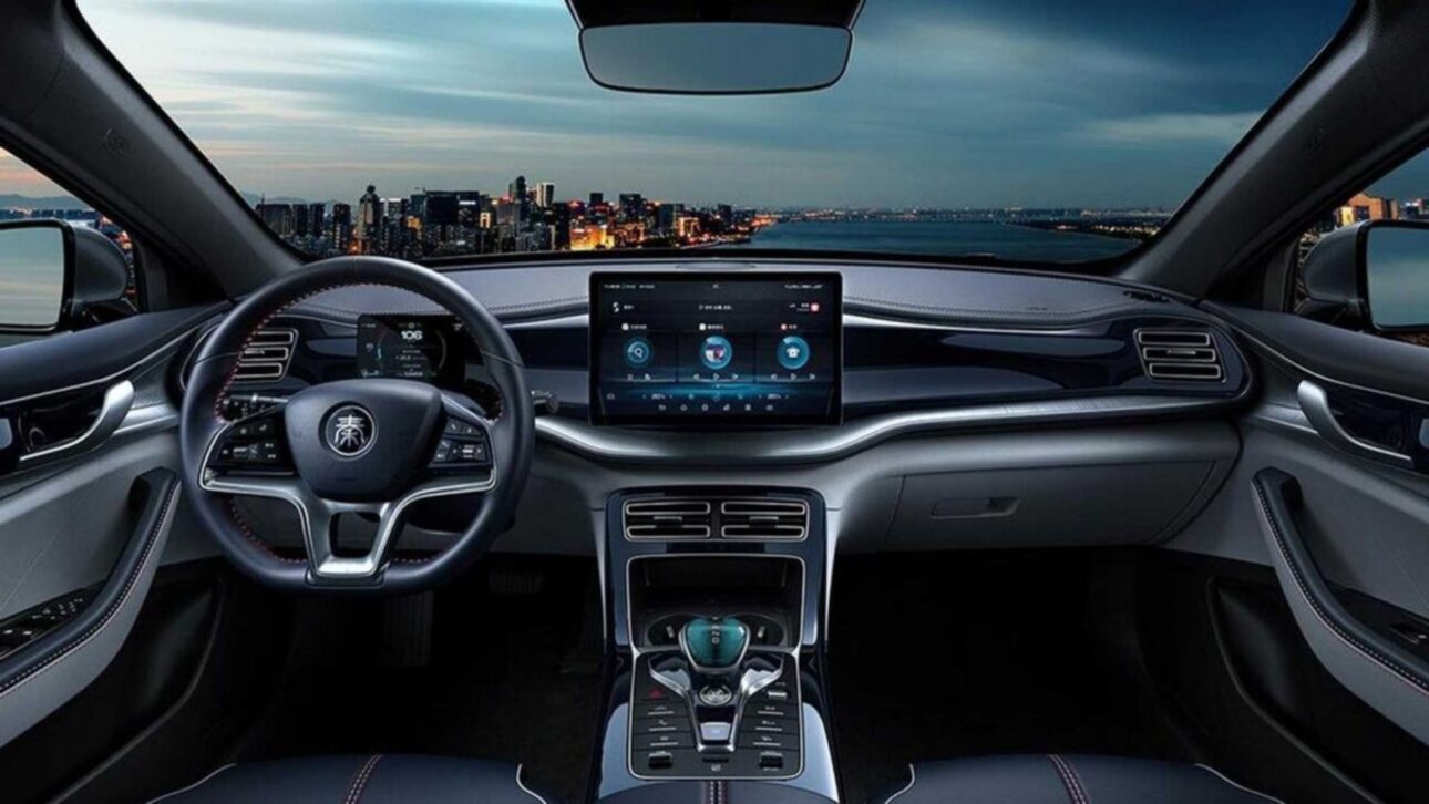 Nuevo BYD Qin Plus llega a Brasil con motor híbrido DM-i 5.0 y autonomía impresionante de hasta 2.100 km. Conoce el rival del Corolla.