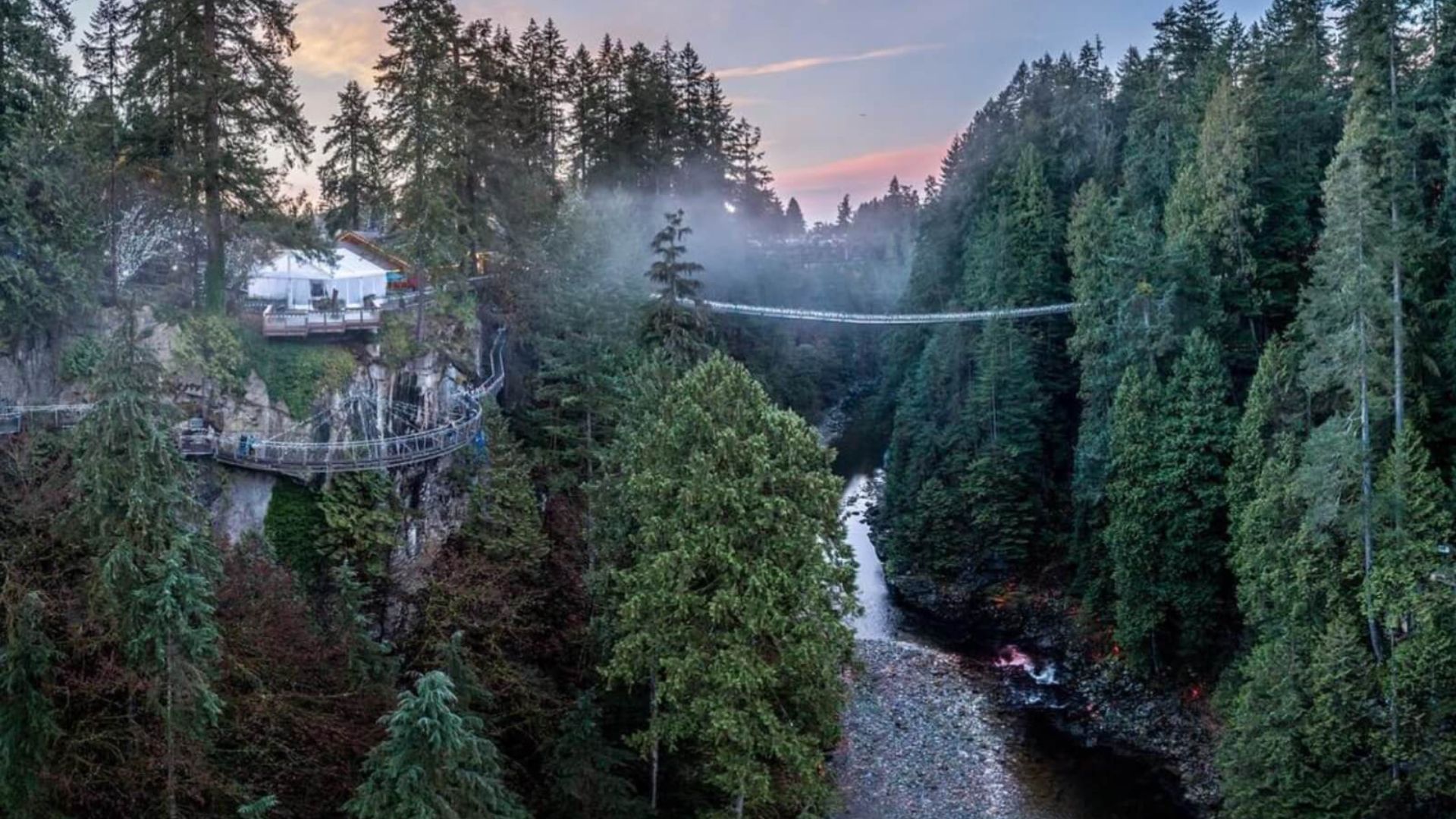 Descubra a ponte Capilano, em Vancouver: a mais perigosa do mundo, com 70 metros de altura e vistas impressionantes do rio Capilano.