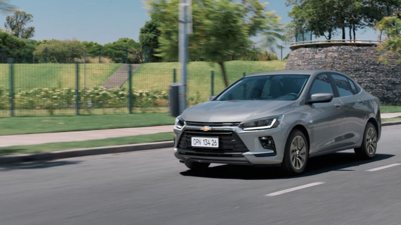 Chevrolet Onix Plus lidera os sedãs compactos em setembro com motor 1.0 turbo, baixo consumo e destaque no mercado automotivo.
