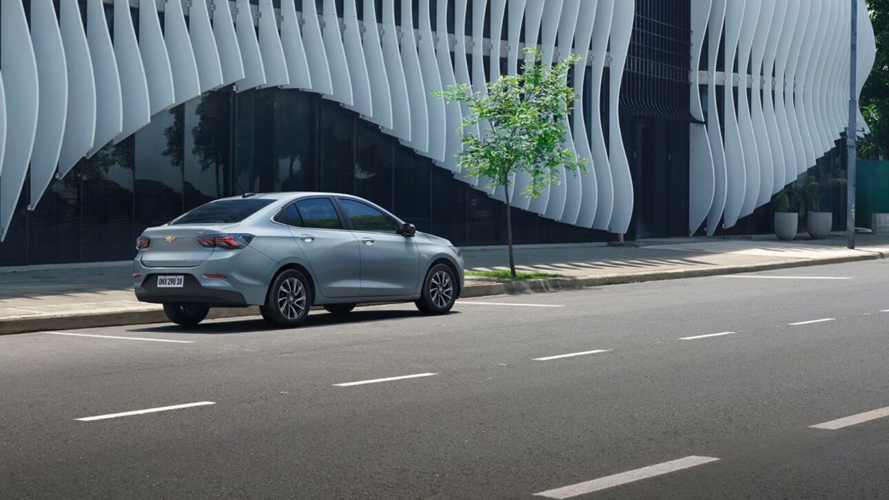 Chevrolet Onix Plus lidera os sedãs compactos em setembro com motor 1.0 turbo, baixo consumo e destaque no mercado automotivo.