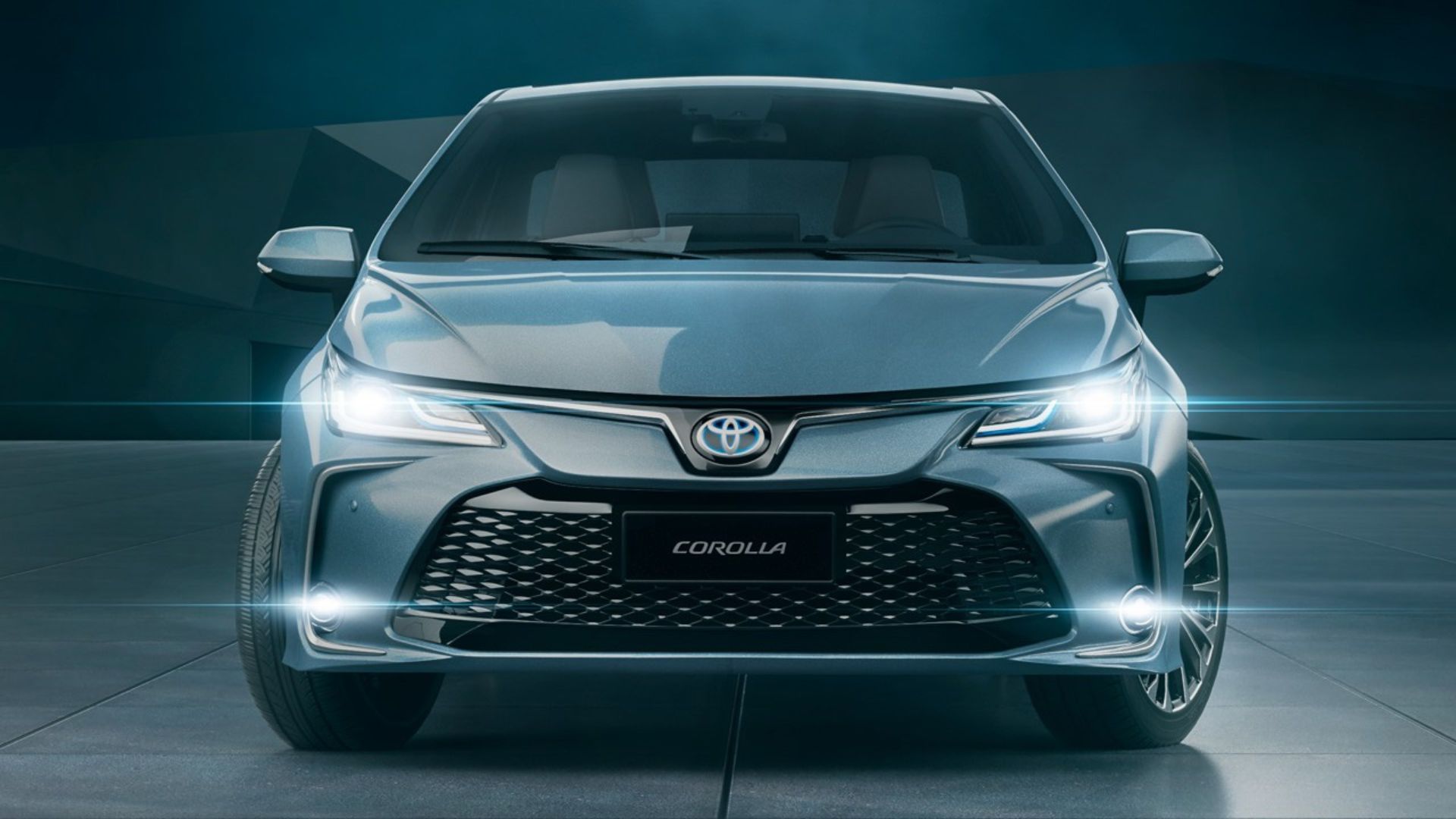 Corolla Plus lidera os sedãs médios em setembro com motor híbrido flex de 122 cv, consumo acima de 20 km/l e tecnologia avançada.