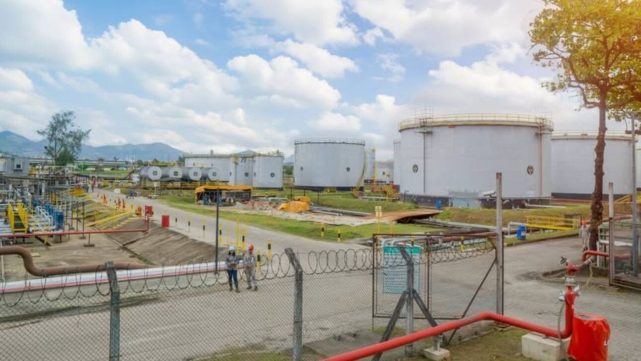 La Refinería de Manguinhos es interdictada por la ANP. Refit alega pérdida diaria de R$ 5 millones y cuestiona la acción de la agencia.