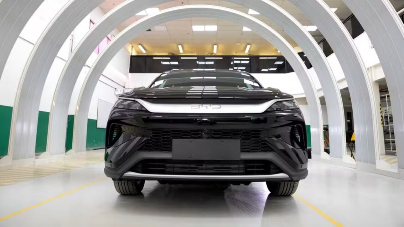 Nuevo BYD Song Pro híbrido flex promete más de 1.000 km de autonomía y visual renovado, mirando rivais como Corolla Cross y Compass 4xe.