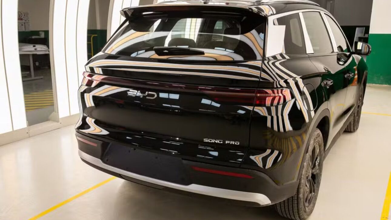 Nuevo BYD Song Pro híbrido flex promete más de 1.000 km de autonomía y visual renovado, mirando rivales como Corolla Cross y Compass 4xe.