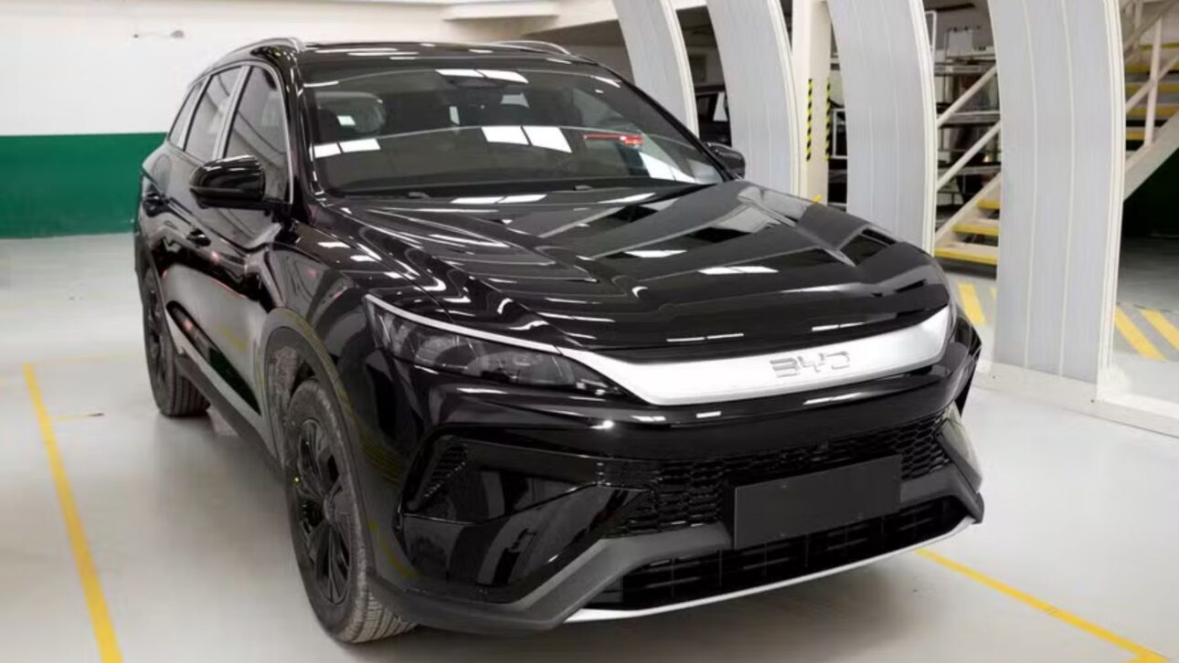 Nuevo BYD Song Pro híbrido flex promete más de 1.000 km de autonomía y visual renovado, mirando rivales como Corolla Cross y Compass 4xe.