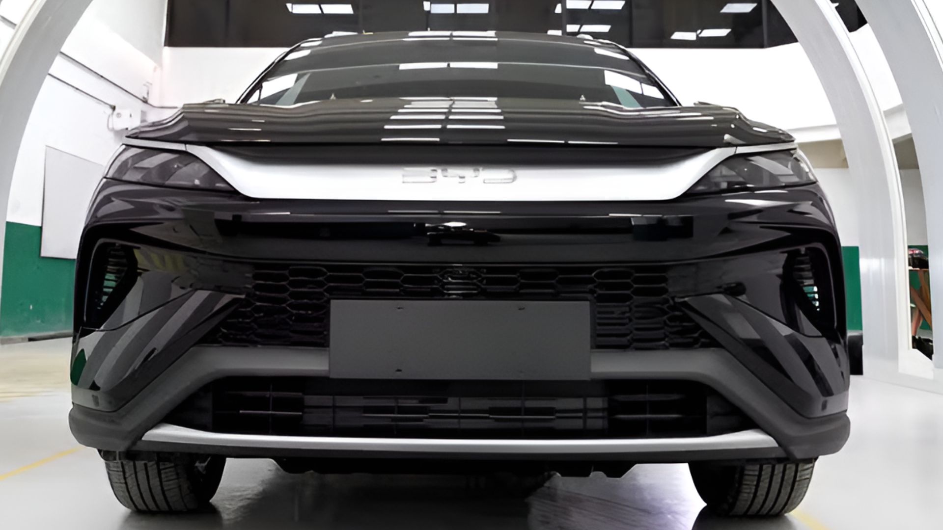 Novo BYD Song Pro híbrido flex promete mais de 1.000 km de autonomia e visual renovado, mirando rivais como Corolla Cross e Compass 4xe.