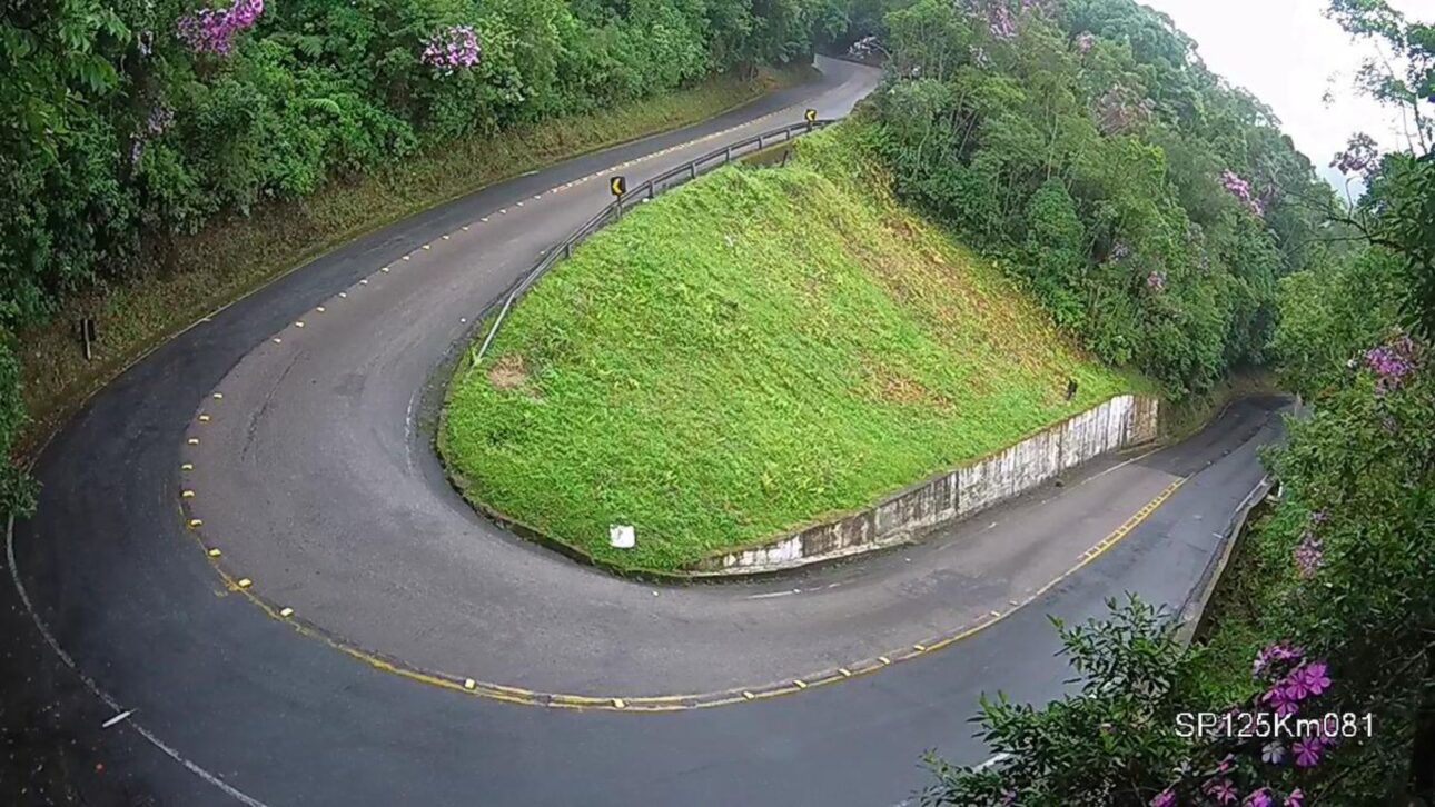 La Rodovia Oswaldo Cruz desafía a los conductores con curvas cerradas, descensos pronunciados y clima inestable rumbo al litoral de São Paulo.