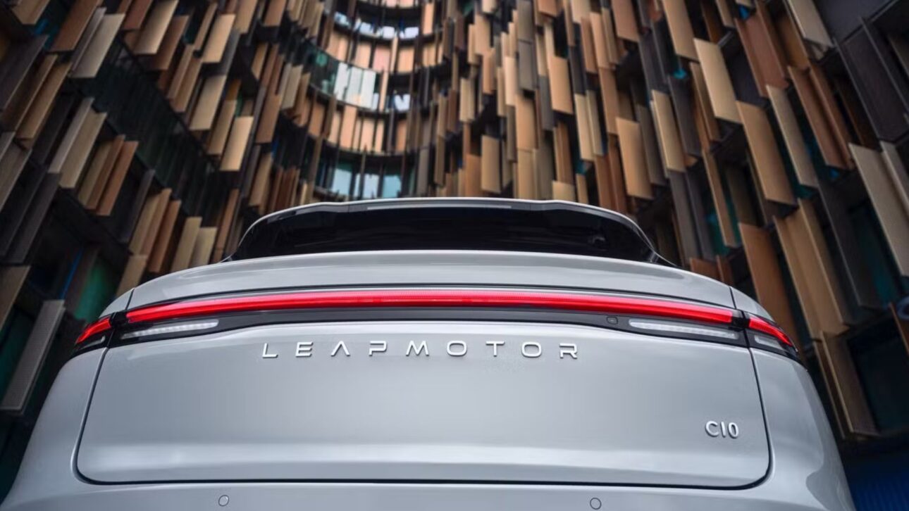 Leapmotor C10 debuta en Brasil con el apoyo de Stellantis, motor 1.5 que genera energía y hasta 460 km de autonomia elétrica.