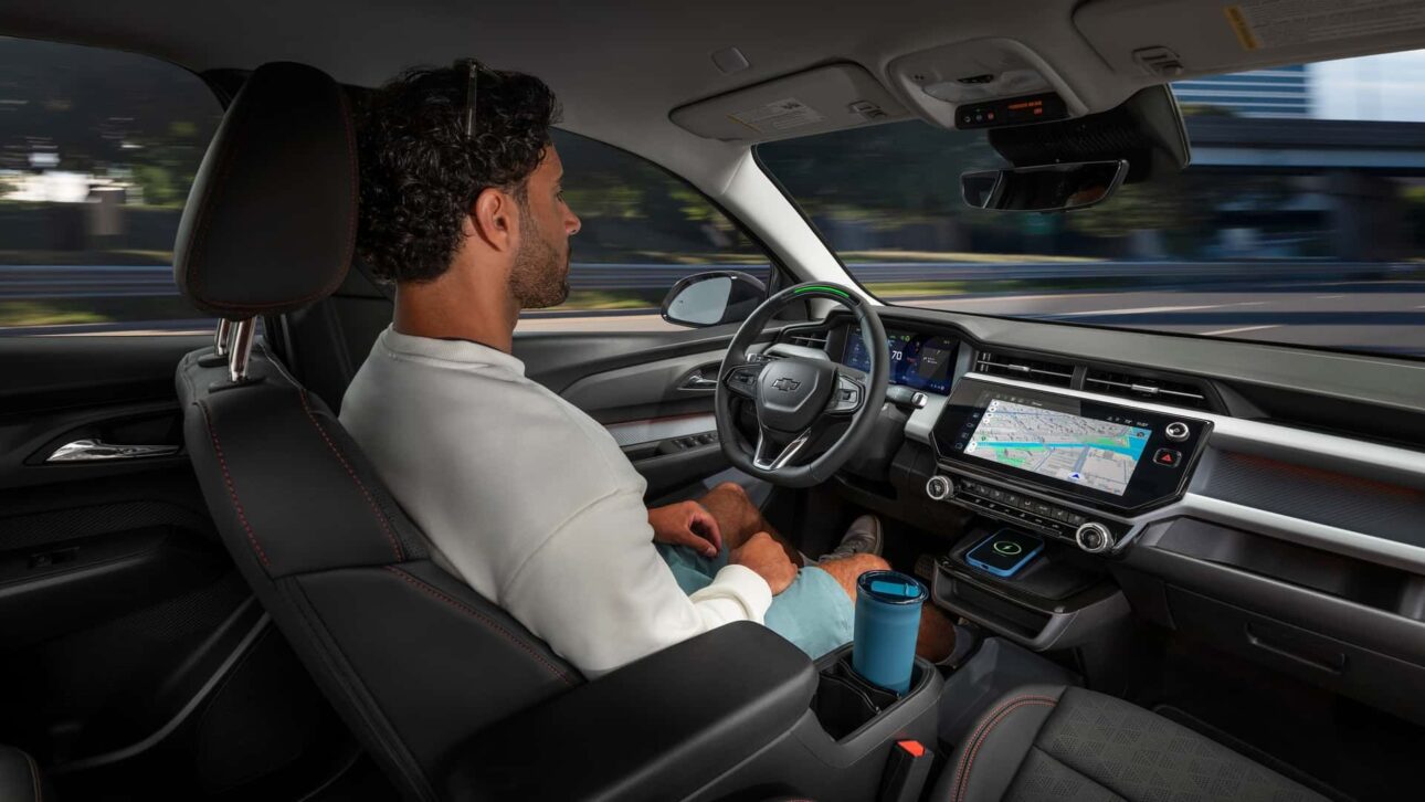 Nuevo Chevrolet Bolt 2027 llega con 410 km de autonomía, recarga rápida de 150 kW, puerto NACS estándar Tesla y dirección Super Cruise.