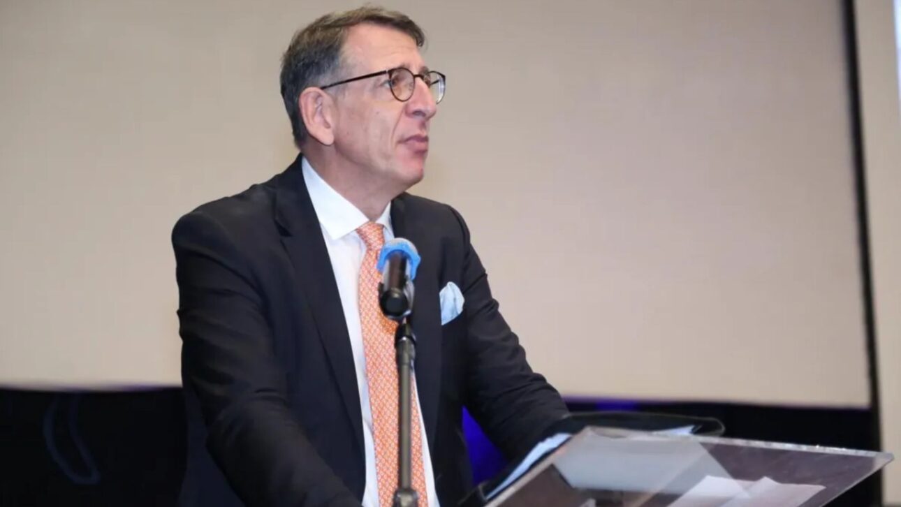 La moneda del Brics puede reducir el poder del dólar y cambiar el sistema financiero global en hasta cinco años, según el exdirector del Foro Económico Mundial.
