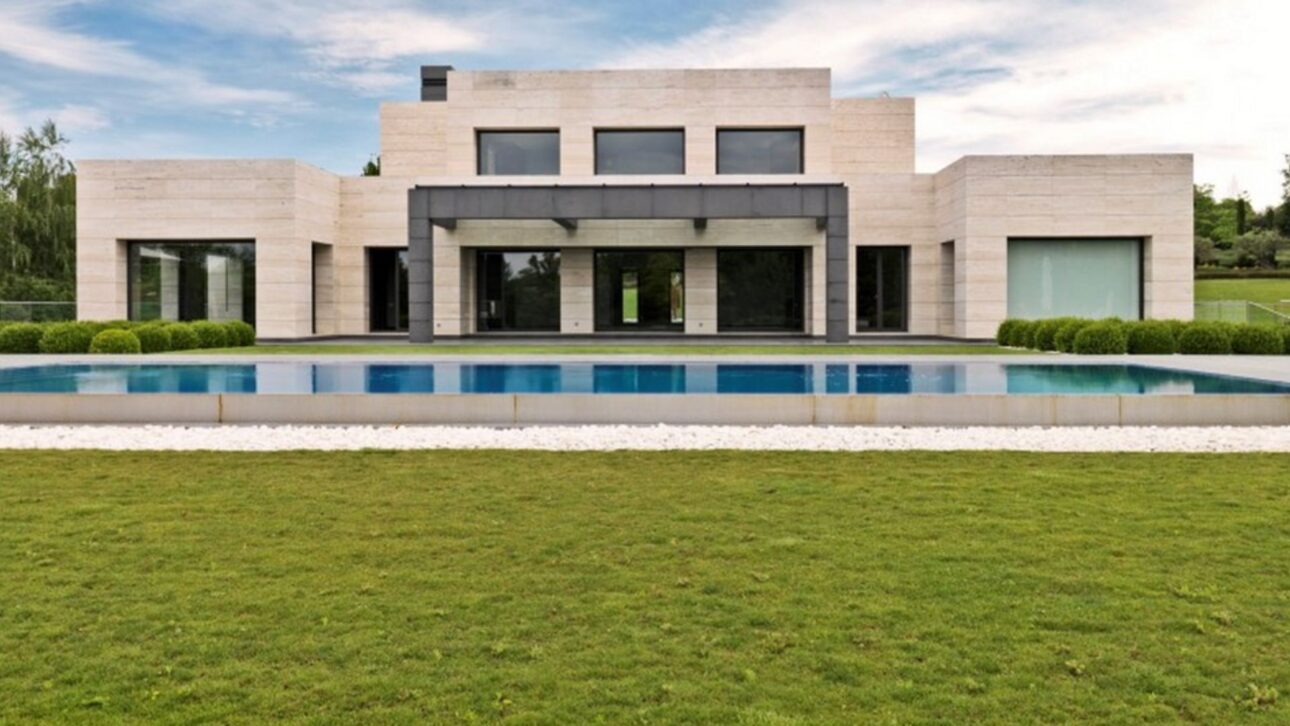 Casa de Kaká en La Finca, comprada por €7,2 mi y luego alquilada a Bale por €12 mil, tiene piscina interior y garaje para seis coches.