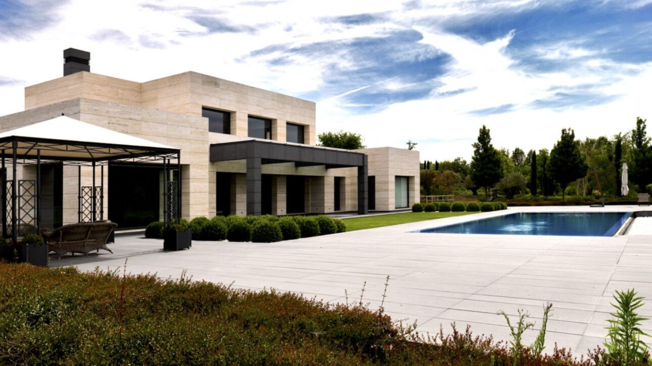 Casa de Kaká en La Finca, comprada por €7,2 mi y luego alquilada a Bale por €12 mil, tiene piscina interior y garaje para seis coches.