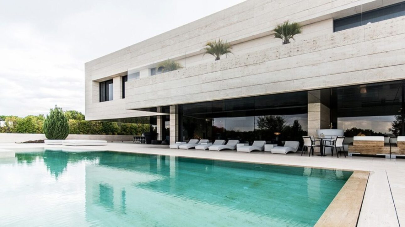 Casa de Kaká en La Finca, comprada por €7,2 mi y luego alquilada a Bale por €12 mil, tiene piscina interior y garaje para seis coches.