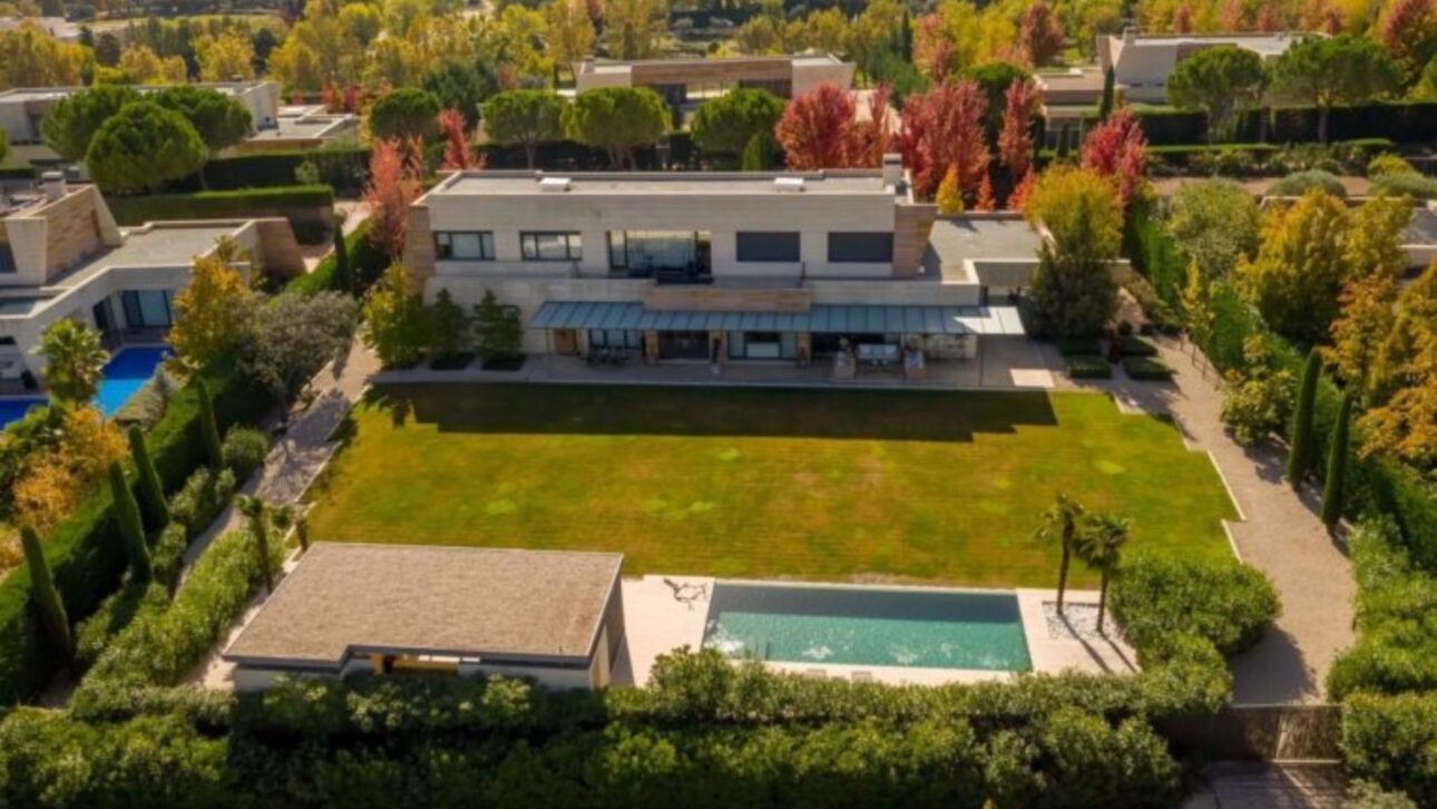 Casa de Kaká en La Finca, comprada por €7,2 mi y luego alquilada a Bale por €12 mil, tiene piscina interior y garaje para seis coches.