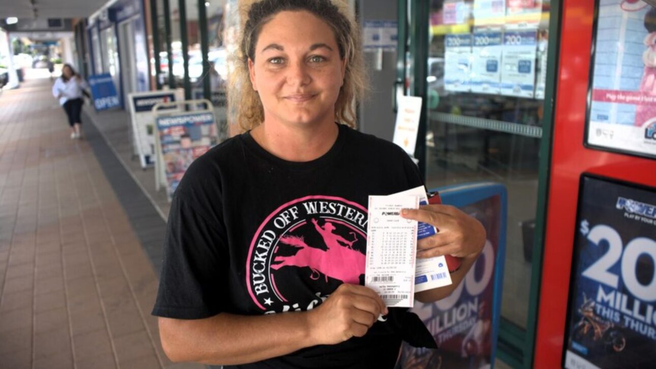 Policía propuso dividir billete de lotería con mesera en lugar de propina, ganó US$ 6 millones y cumplió la promesa.