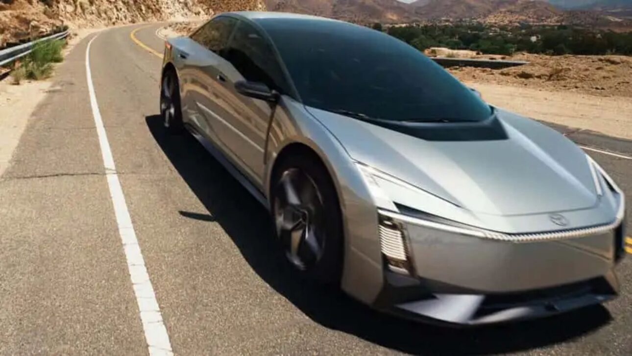 Nuevo Toyota Corolla gana visual audaz con capó corto, faros pixelados y recarga eléctrica en el guardabarros. Un futuro eléctrico a la vista.