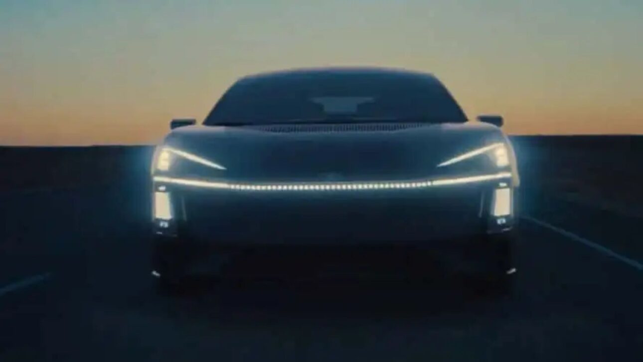 Nuevo Toyota Corolla gana visual audaz con capó corto, faros pixelados y recarga eléctrica en el guardabarros. Un futuro eléctrico a la vista.