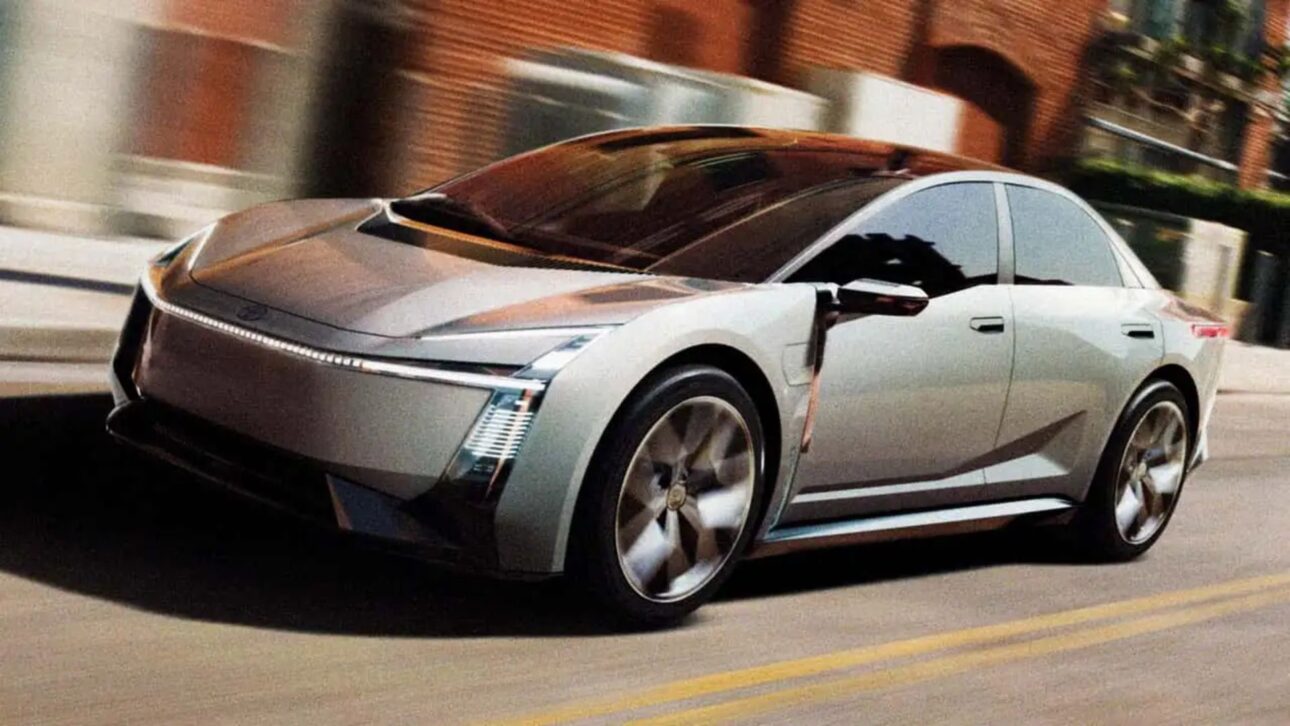 Nuevo Toyota Corolla gana visual audaz con capó corto, faros pixelados y recarga eléctrica en el guardabarros. Un futuro eléctrico a la vista.