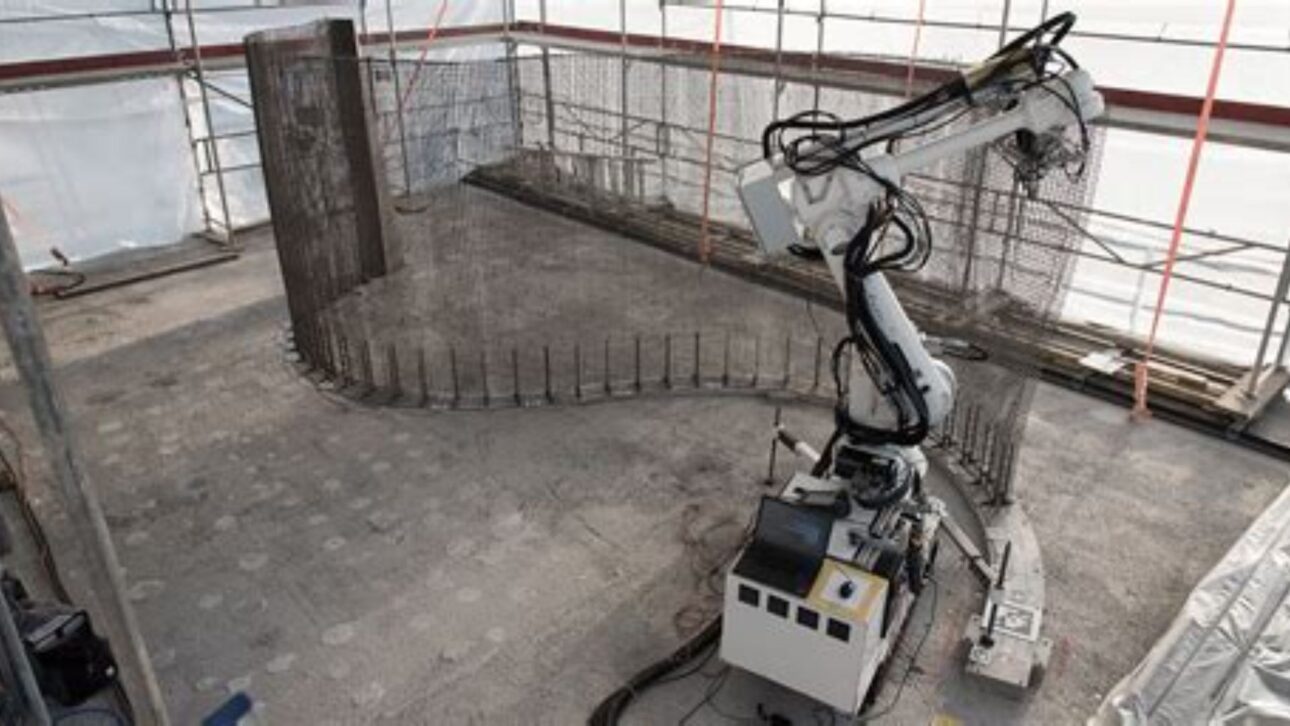 Imagen de robô industrial montando malha metálica para impressão 3D (Imagem: house robot in Switzerland)