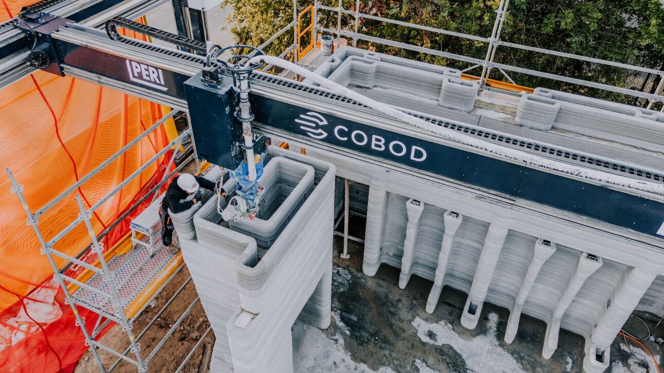 Robô robótico trabalhando em estrutura de construção 3D com malha e extrusão controlada. (Imagem: Inhabitat)