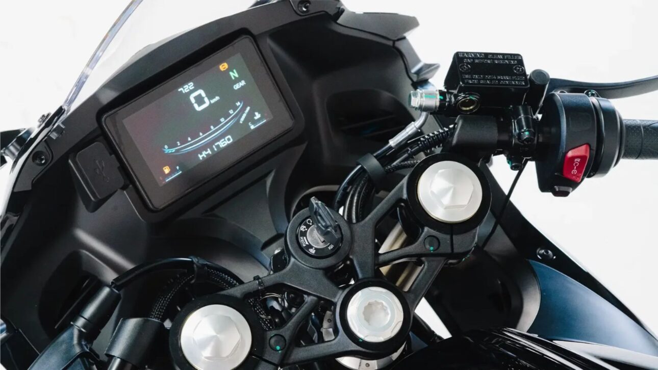 Nueva Shineray SBM 250s 2026 llega a Brasil con 27,5 cv, panel digital, suspensión invertida y diseño deportivo inspirado en la QJ SRK 300R.