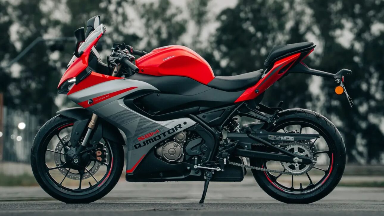 Nueva Shineray SBM 250s 2026 llega a Brasil con 27,5 cv, panel digital, suspensión invertida y diseño deportivo inspirado en la QJ SRK 300R.