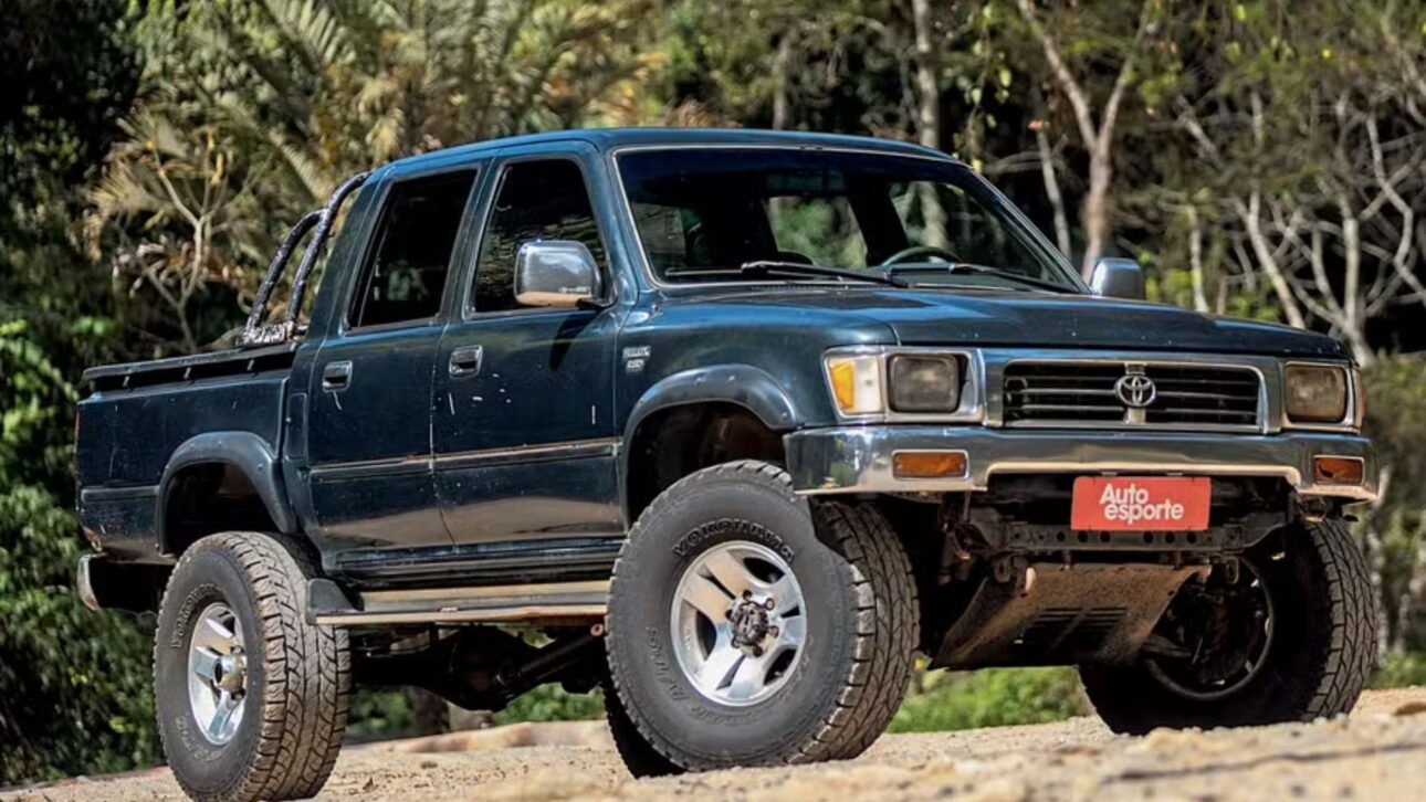 Toyota Hilux 1998 rueda 2,5 millones de km en Brasil con motor original, rueda de repuesto y escape de fábrica. Un logro raro de resistencia. (Imagen: Autoesporte)