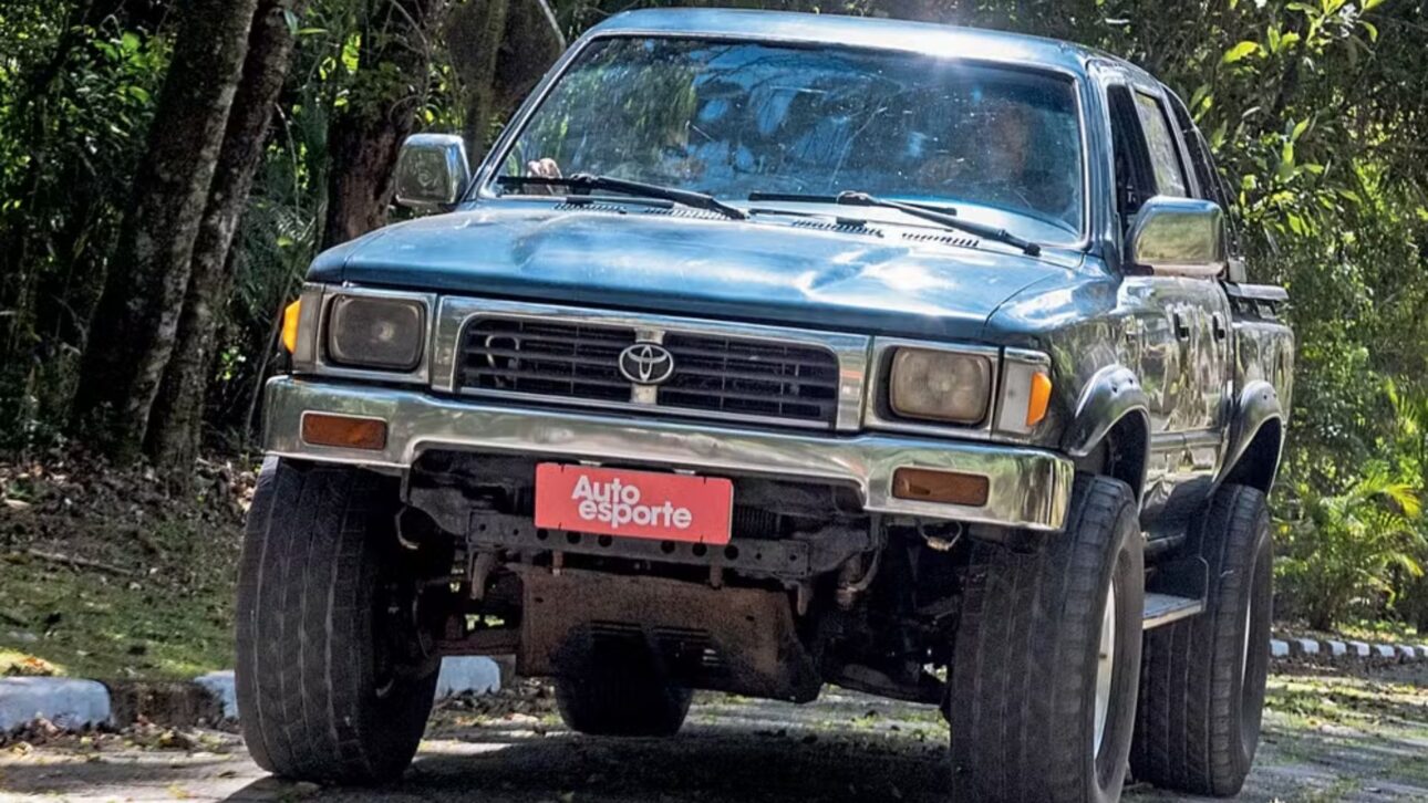 Toyota Hilux 1998 rueda 2,5 millones de km en Brasil con motor original, rueda de repuesto y escape de fábrica. Un logro raro de resistencia. (Imagen: Autoesporte)