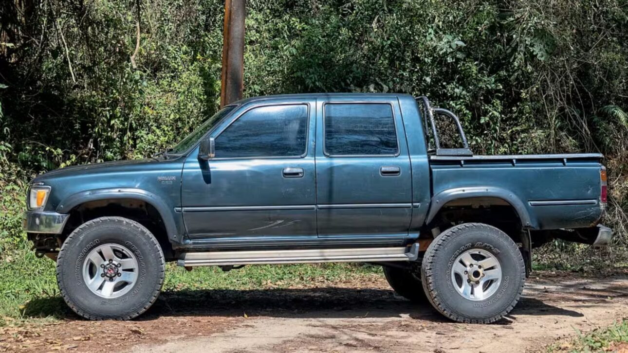 Toyota Hilux 1998 rueda 2,5 millones de km en Brasil con motor original, rueda de repuesto y escape de fábrica. Un logro raro de resistencia. (Imagen: Autoesporte)