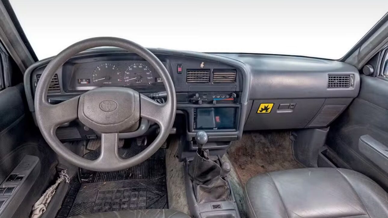 Toyota Hilux 1998 rueda 2,5 millones de km en Brasil con motor original, rueda de repuesto y escape de fábrica. Un logro raro de resistencia. (Imagen: Autoesporte)