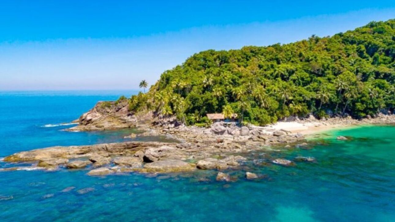 Descubre la Isla de los Gatos en São Sebastião, con mar transparente, ruinas misteriosas y playas calmadas que encantan a los turistas.