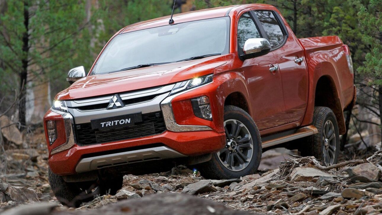 Mitsubishi L200 Triton media a diésel en terreno off-road, destacando robustez y carácter utilitario. (Imagen: AutoPapo)