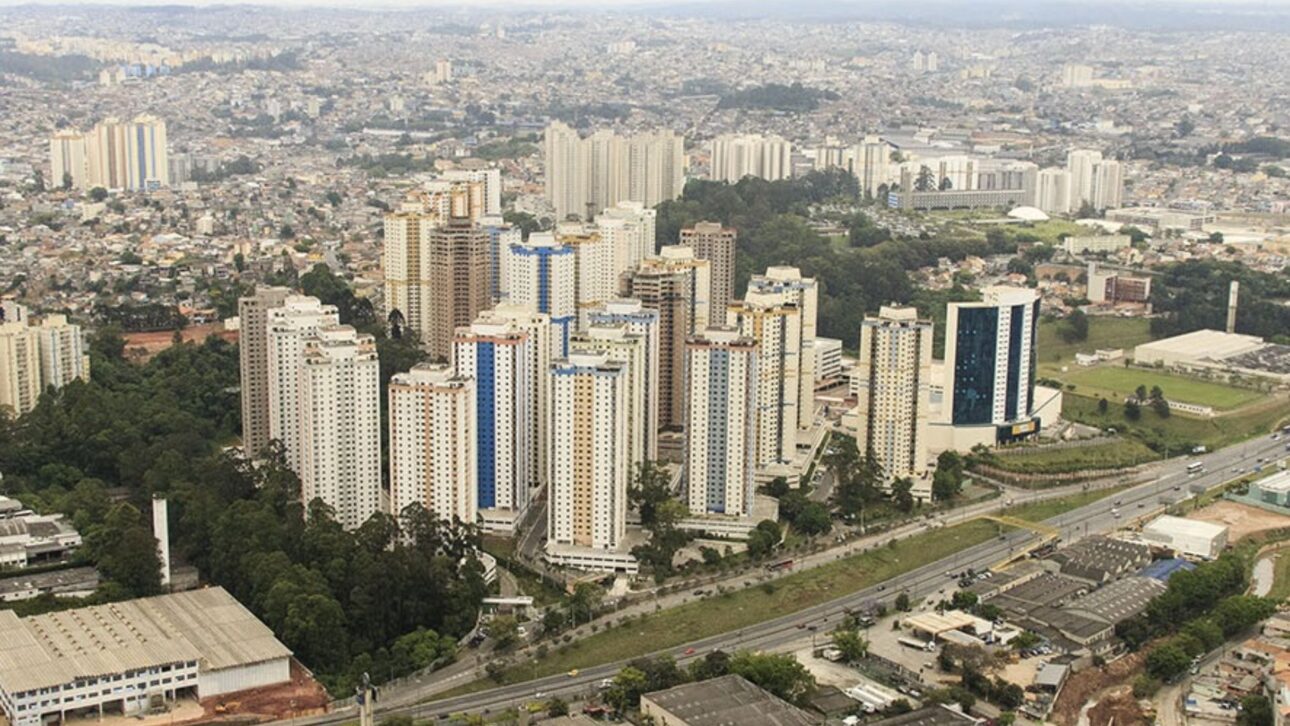 Panorama de calles y edificios en Taboão da Serra retrata presión urbana y densidad poblacional. (Imagen: GazetaSP)