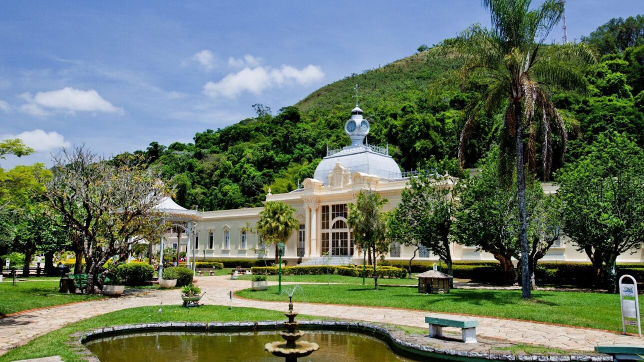 Caxambu, en Minas Gerais, alberga el mayor parque de aguas minerales naturalmente gaseificadas del mundo y atrae turistas en busca de bienestar.