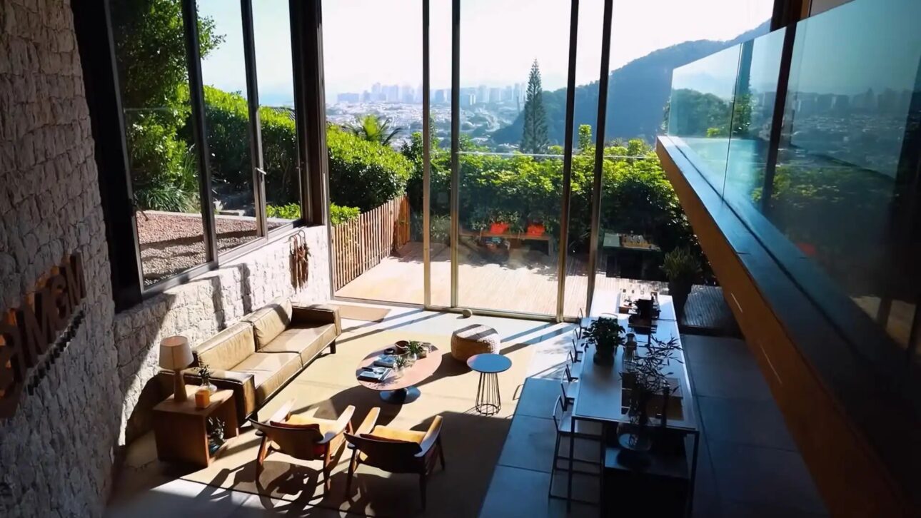 Residencia de R$ 250 millones de Márcio Garcia en Joá reúne siete suites, 18 baños, piscina semiolímpica y vista para la Pedra da Gávea.