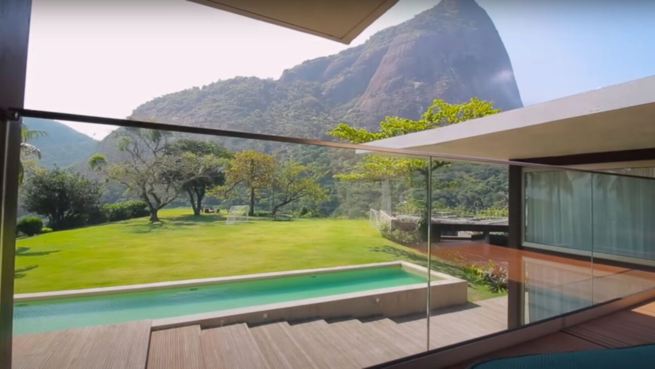 Residência de R$ 250 milhões de Márcio Garcia no Joá reúne sete suítes, 18 banheiros, piscina semiolímpica e vista para a Pedra da Gávea.