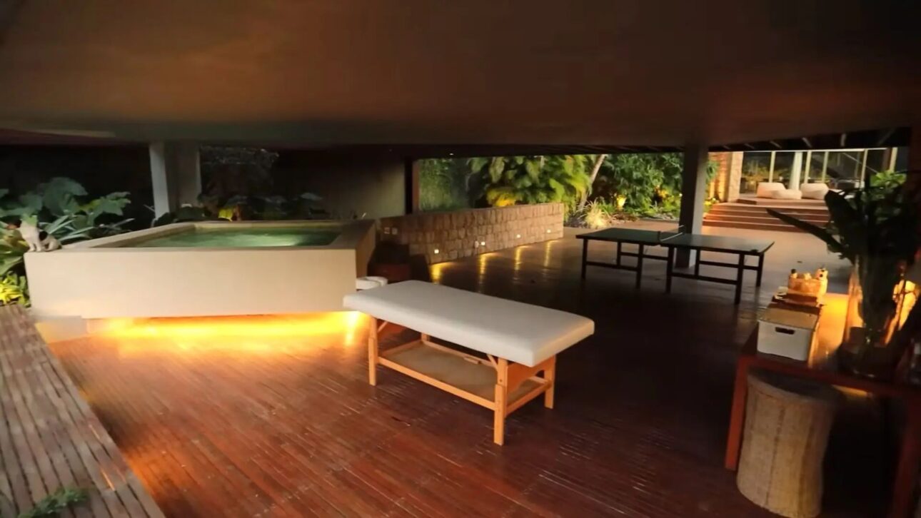 Residencia de R$ 250 milhões de Márcio Garcia no Joá reúne sete suítes, 18 banheiros, piscina semiolímpica e vista para a Pedra da Gávea.