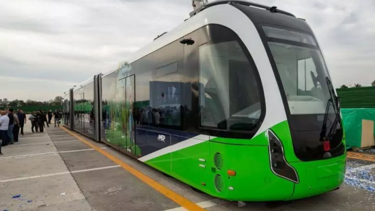 Vehículo innovador con neumáticos y rieles virtuales será probado en Paraná, transportando hasta 280 pasajeros a hasta 70 km/h.