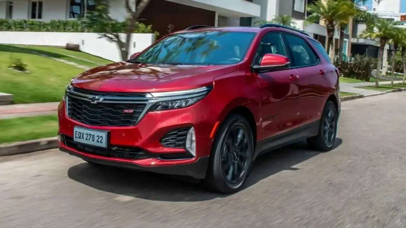 Chevrolet Equinox RS 2022 une motor 1.5 turbo, faróis full LED e alto custo-benefício após queda de preço de quase R$ 76 mil.