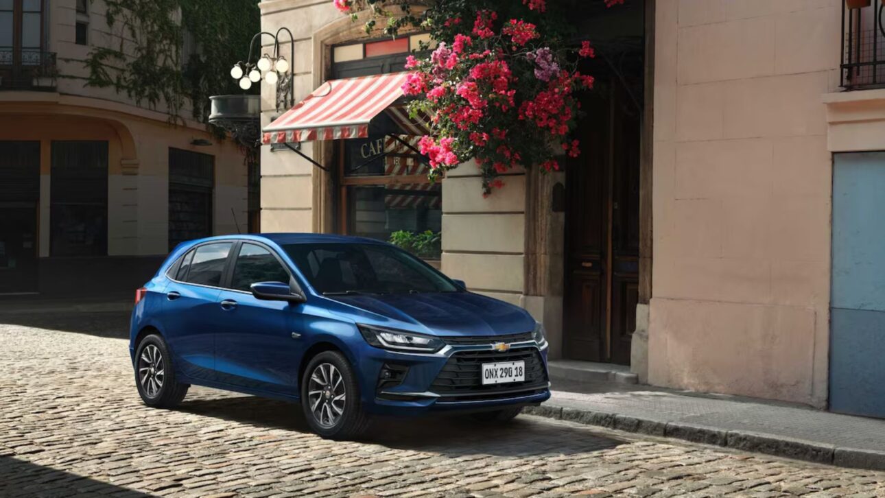 Chevrolet Onix 2026 llega con multimídia de 11″, dirección aprimorada y más tecnología, manteniendo precios competitivos y motores 1.0.