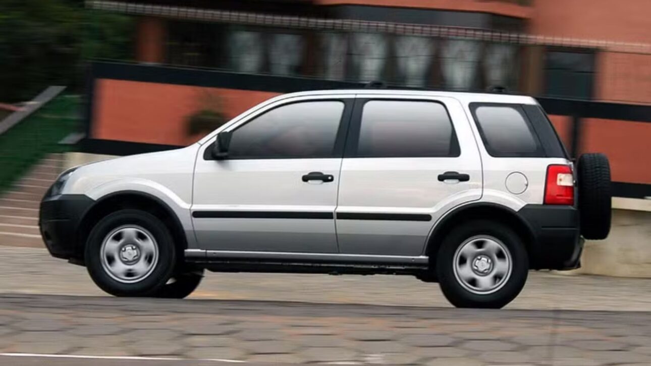 Primer SUV compacto desarrollado en Brasil, el Ford EcoSport sigue siendo un destaque entre los usados por su precio accesible y mantenimiento simple. (Imagen: reproducción)