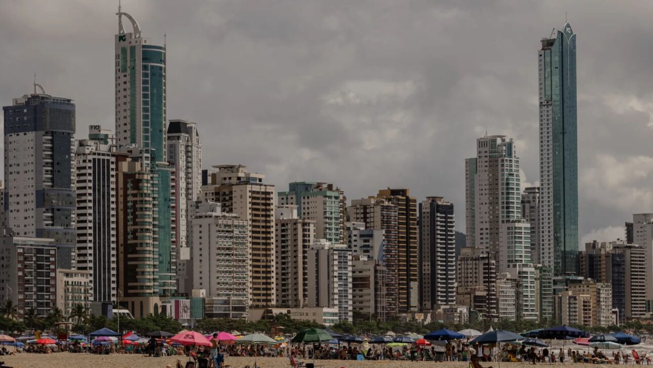 Balneário Camboriú lidera ranking do IBGE como a cidade com mais moradores de aluguel no Brasil. Quase metade vive em imóveis alugados.
