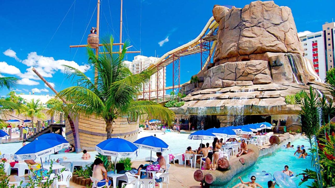 Complejos con toboganes y piscinas de olas en Caldas Novas evidencian la infraestructura de ocio del turismo termal en el estado de Goiás. (Imagen: Saopauloparacriancas)